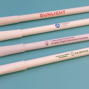 Белые бумажные ручки с логотипом